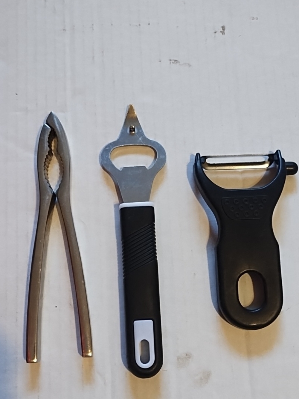 Kitchen Gadget Set with White Citrus Juicer and Garlic Press - Picture 5 of 10